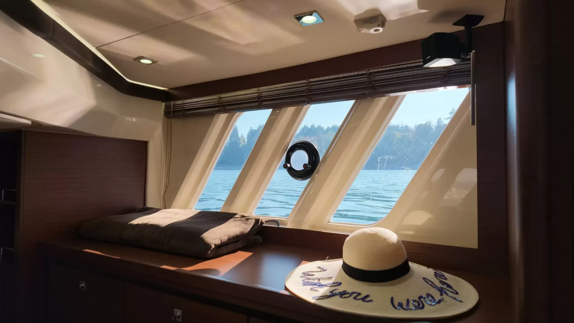 Pre-Owned 2015 Sea ray 510 Fly for Sale | Vancouver, BC | M&P Yacht Centre | 6aa84814947bd62dbb023813
