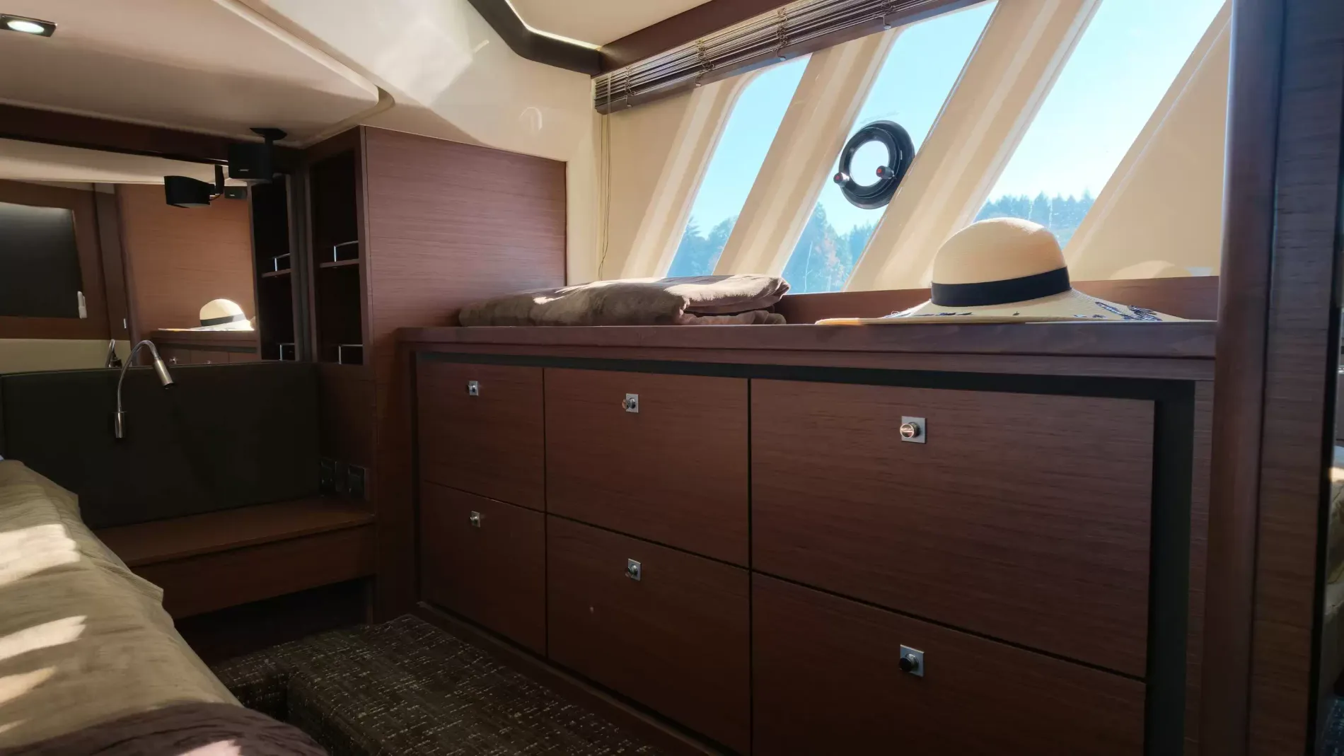 Pre-Owned 2015 Sea ray 510 Fly for Sale | Vancouver, BC | M&P Yacht Centre | 6aa84814947bd62dbb023813
