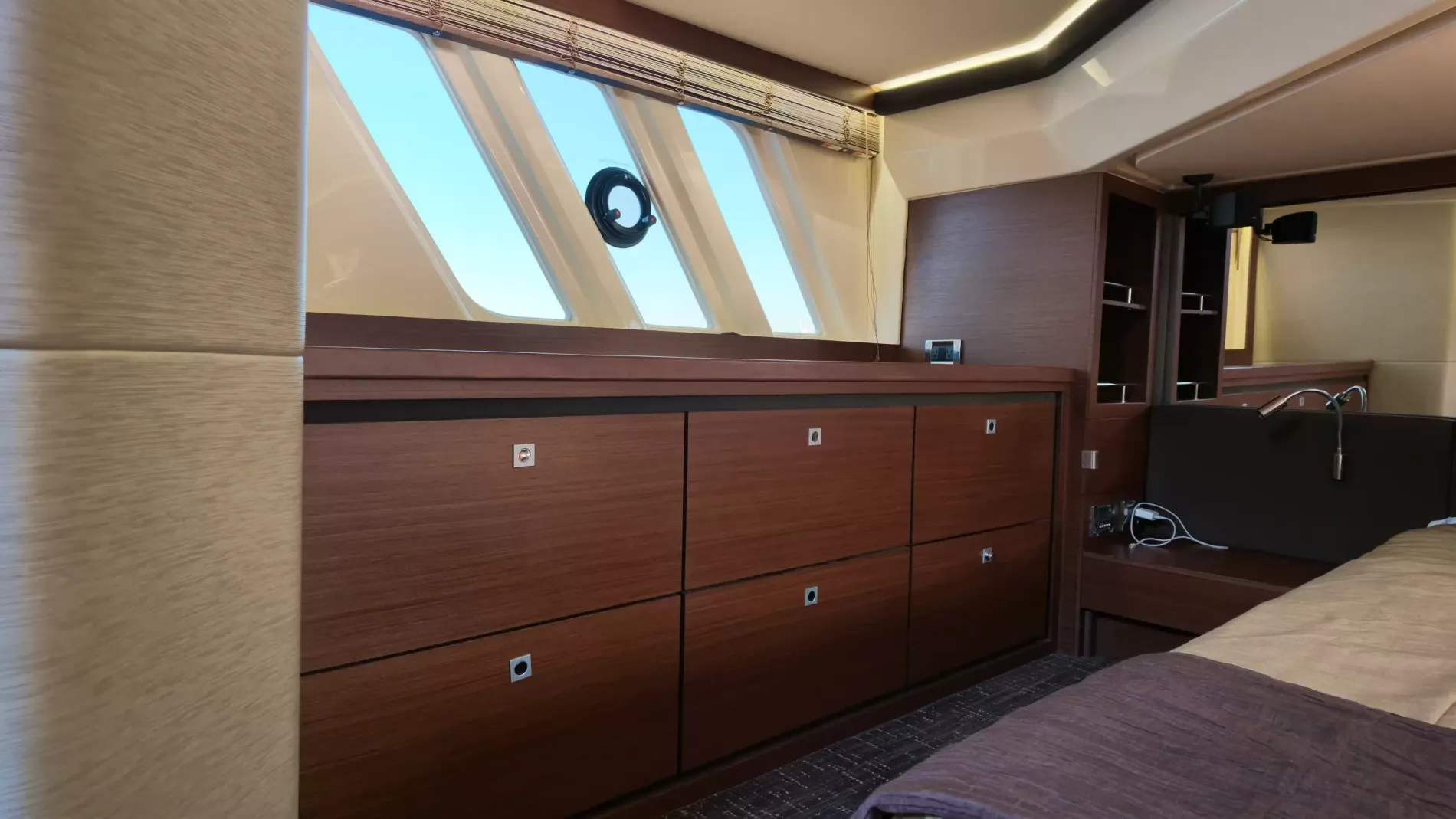 Pre-Owned 2015 Sea ray 510 Fly for Sale | Vancouver, BC | M&P Yacht Centre | 6aa84814947bd62dbb023813