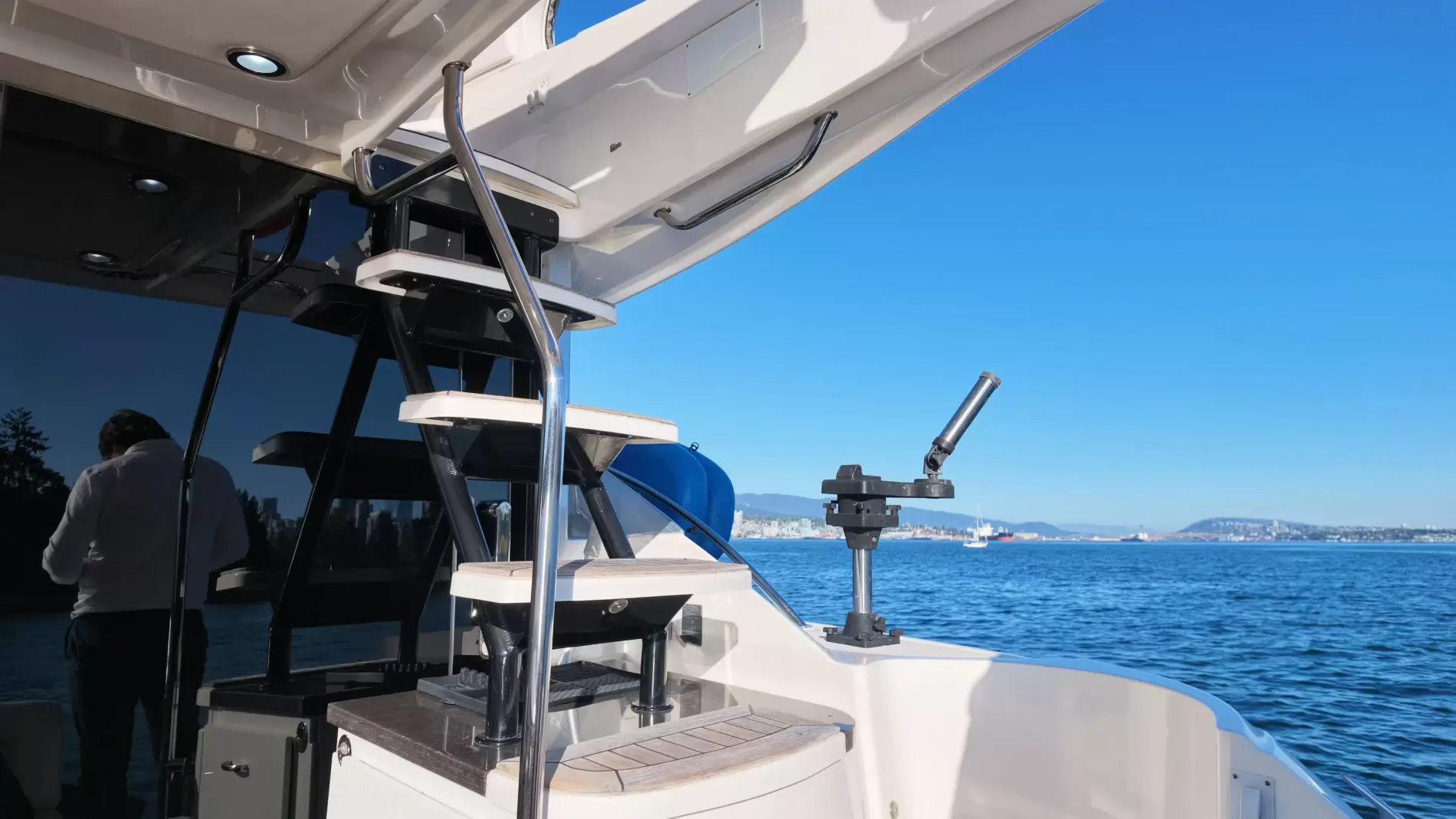 Pre-Owned 2015 Sea ray 510 Fly for Sale | Vancouver, BC | M&P Yacht Centre | 6aa84814947bd62dbb023813