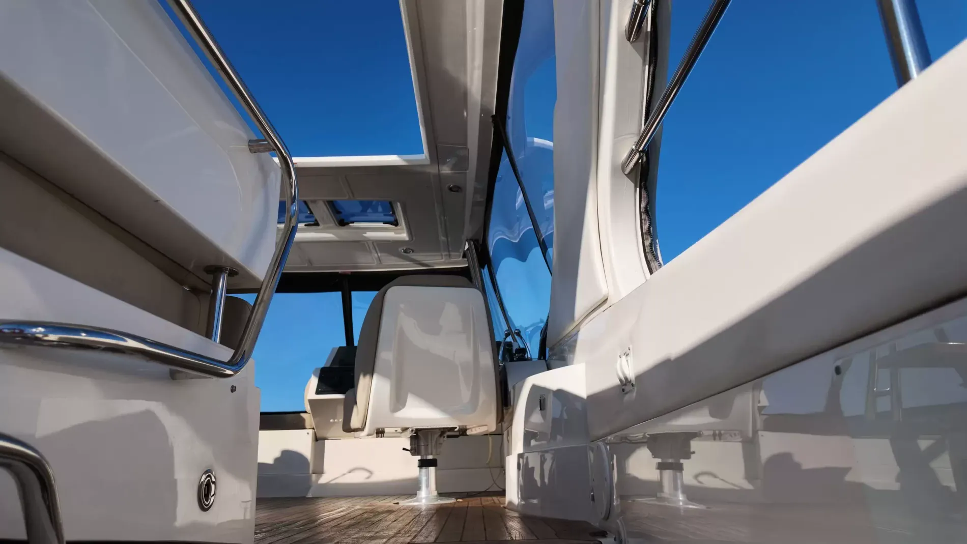 Pre-Owned 2015 Sea ray 510 Fly for Sale | Vancouver, BC | M&P Yacht Centre | 6aa84814947bd62dbb023813