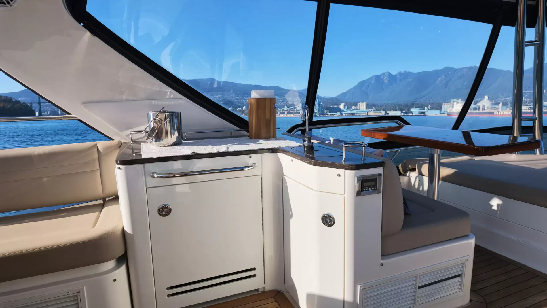 Pre-Owned 2015 Sea ray 510 Fly for Sale | Vancouver, BC | M&P Yacht Centre | 6aa84814947bd62dbb023813