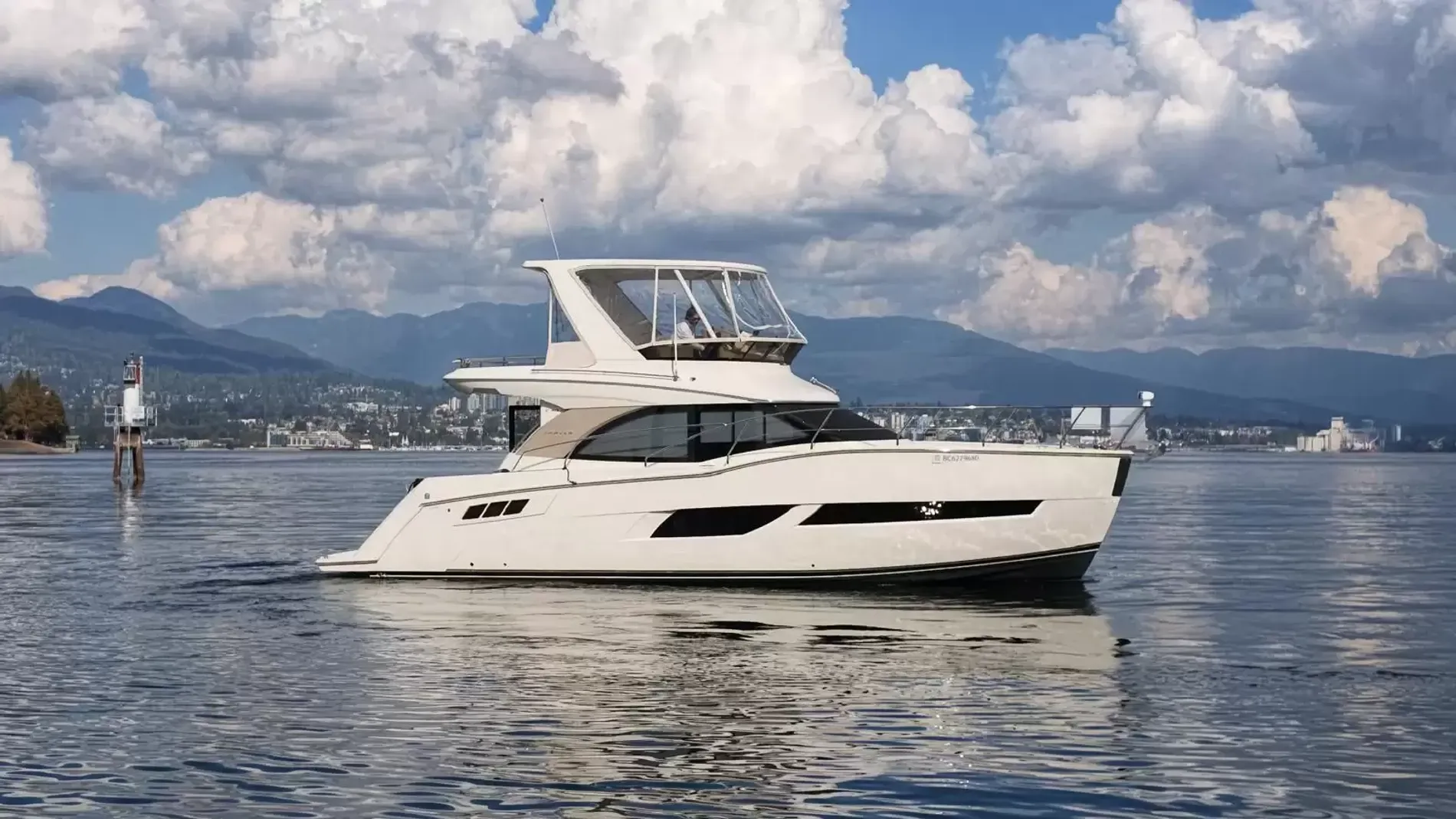 Pre-Owned 2016 Carver C40 for Sale | Vancouver, BC | M&P Yacht Centre | 6ab445420685f147260b78bf