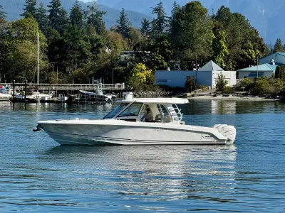 Pre-Owned 2018 Boston whaler 350 Realm for Sale | Vancouver, BC | M&P Yacht Centre | 6aac4231ecabd340f90bec18
