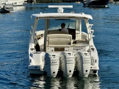 Pre-Owned 2018 Boston whaler 350 Realm for Sale | Vancouver, BC | M&P Yacht Centre | 6aac4231ecabd340f90bec18