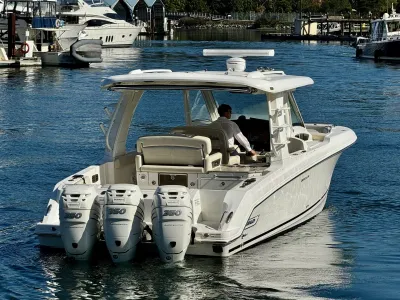 Pre-Owned 2018 Boston whaler 350 Realm for Sale | Vancouver, BC | M&P Yacht Centre | 6aac4231ecabd340f90bec18