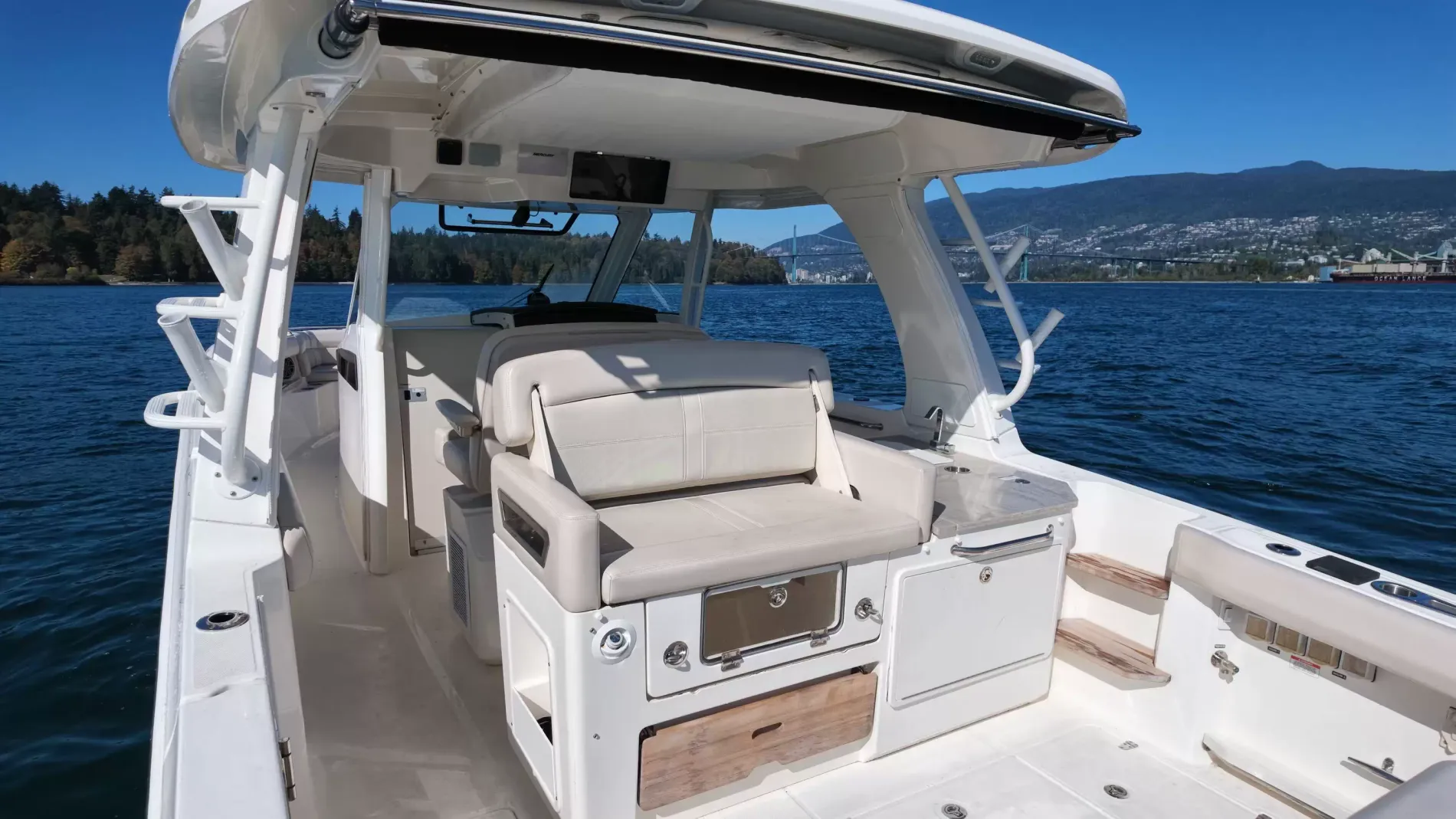 Pre-Owned 2018 Boston whaler 350 Realm for Sale | Vancouver, BC | M&P Yacht Centre | 6aac4231ecabd340f90bec18