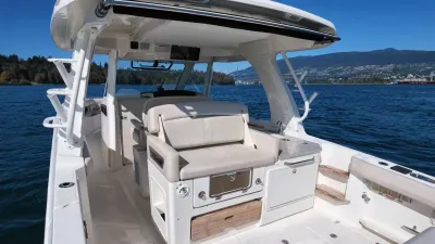 Pre-Owned 2018 Boston whaler 350 Realm for Sale | Vancouver, BC | M&P Yacht Centre | 6aac4231ecabd340f90bec18