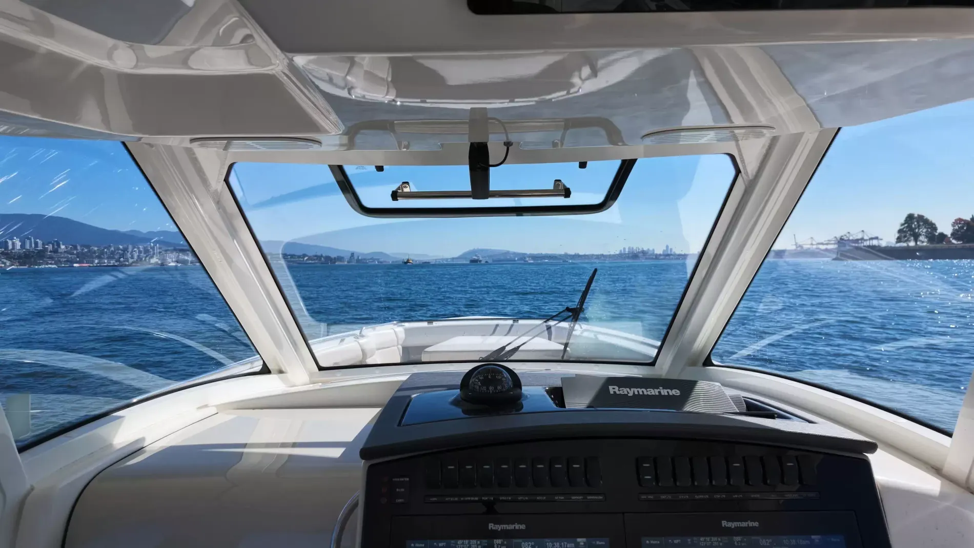Pre-Owned 2018 Boston whaler 350 Realm for Sale | Vancouver, BC | M&P Yacht Centre | 6aac4231ecabd340f90bec18