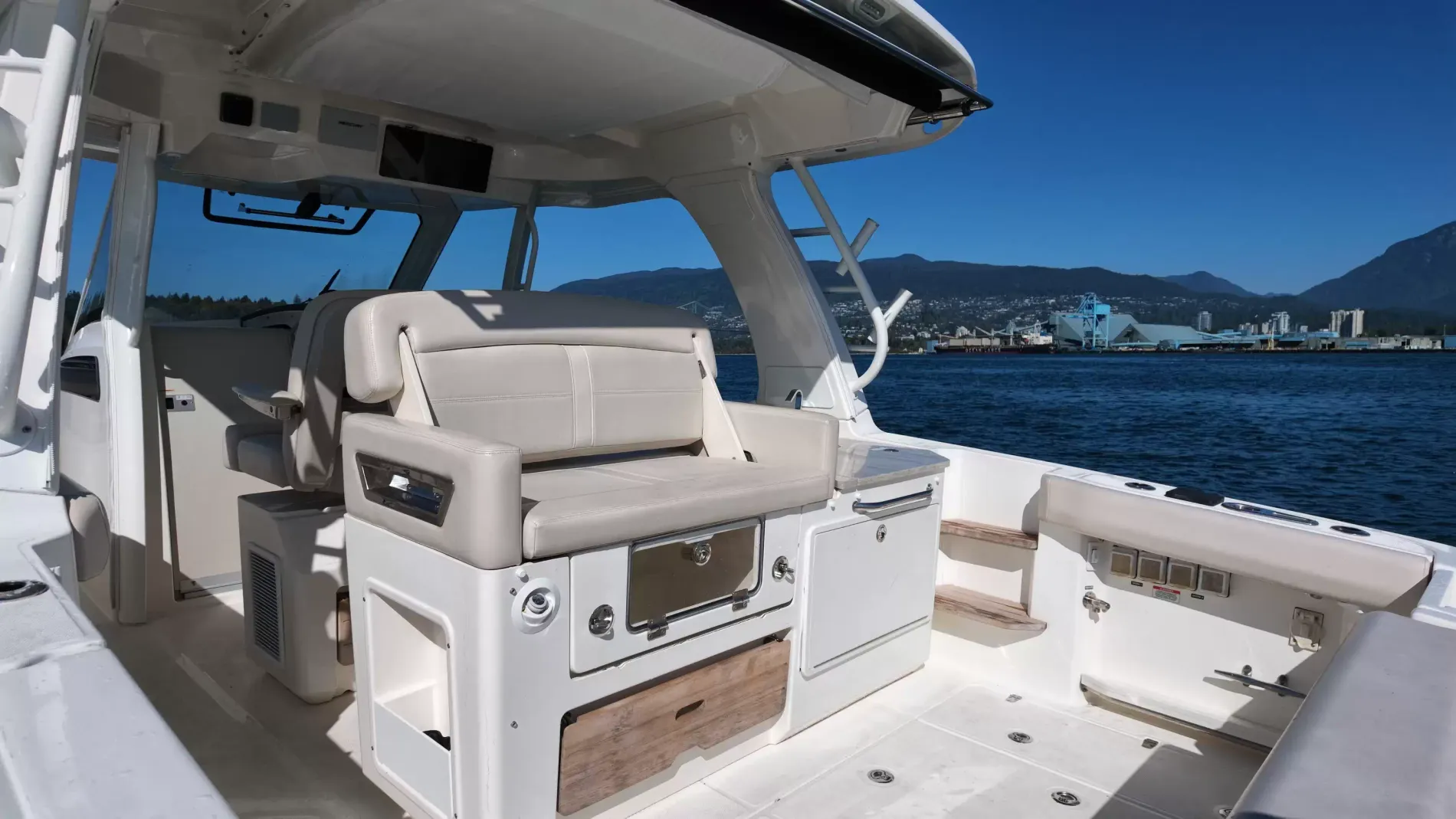 Pre-Owned 2018 Boston whaler 350 Realm for Sale | Vancouver, BC | M&P Yacht Centre | 6aac4231ecabd340f90bec18