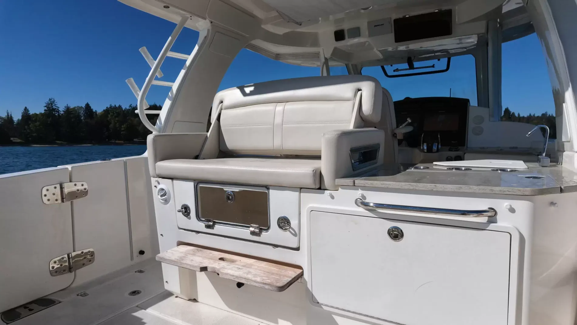 Pre-Owned 2018 Boston whaler 350 Realm for Sale | Vancouver, BC | M&P Yacht Centre | 6aac4231ecabd340f90bec18