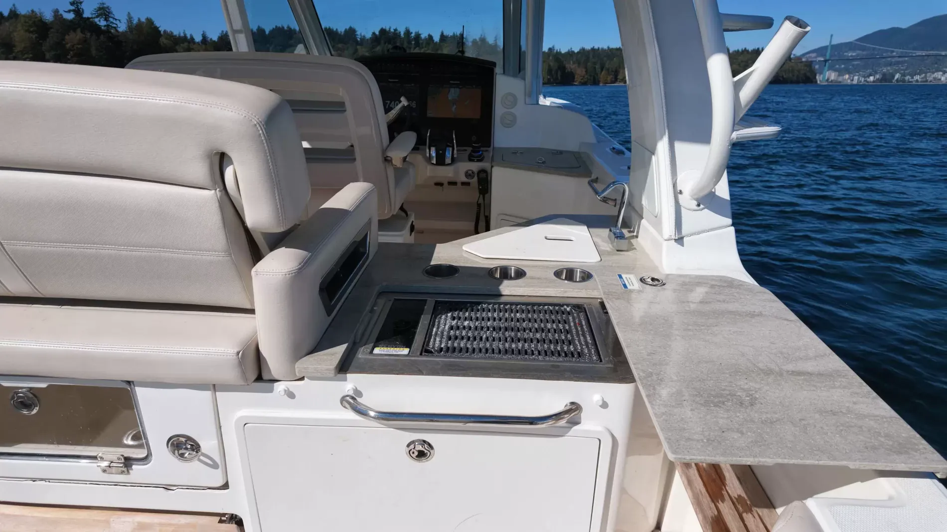 Pre-Owned 2018 Boston whaler 350 Realm for Sale | Vancouver, BC | M&P Yacht Centre | 6aac4231ecabd340f90bec18