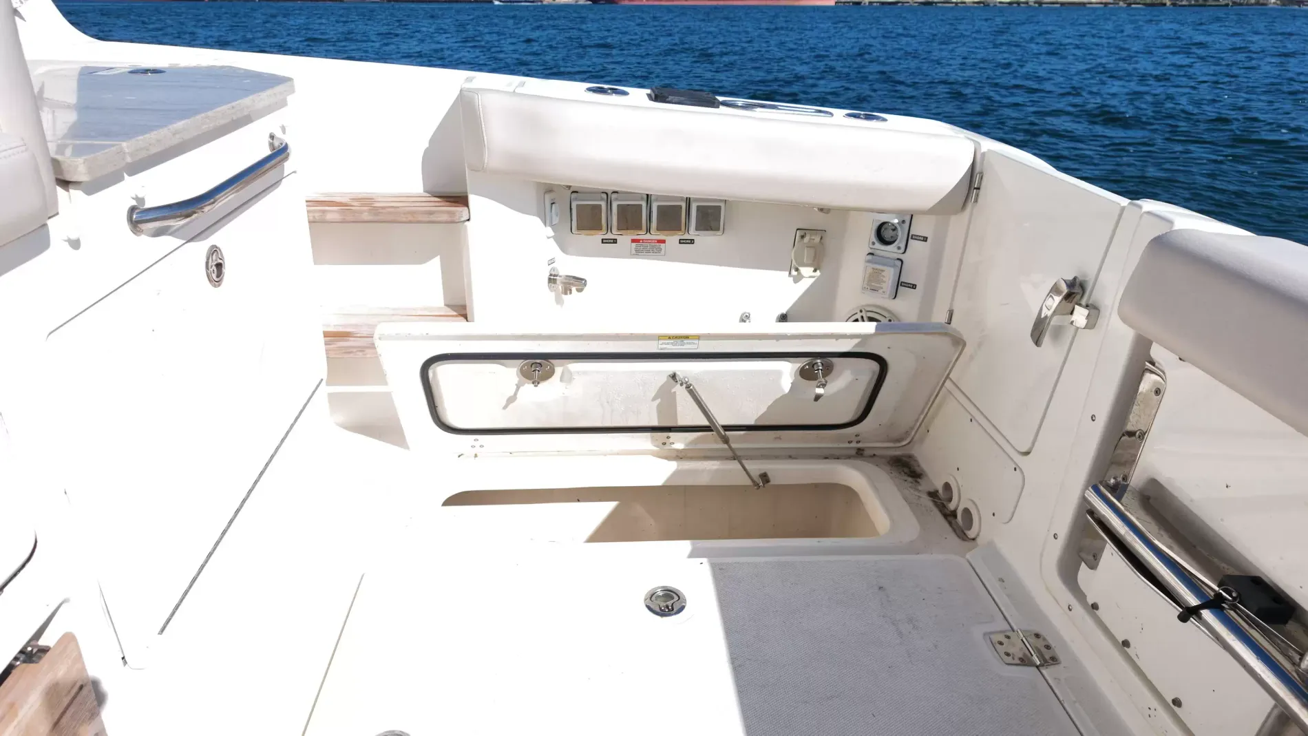 Pre-Owned 2018 Boston whaler 350 Realm for Sale | Vancouver, BC | M&P Yacht Centre | 6aac4231ecabd340f90bec18