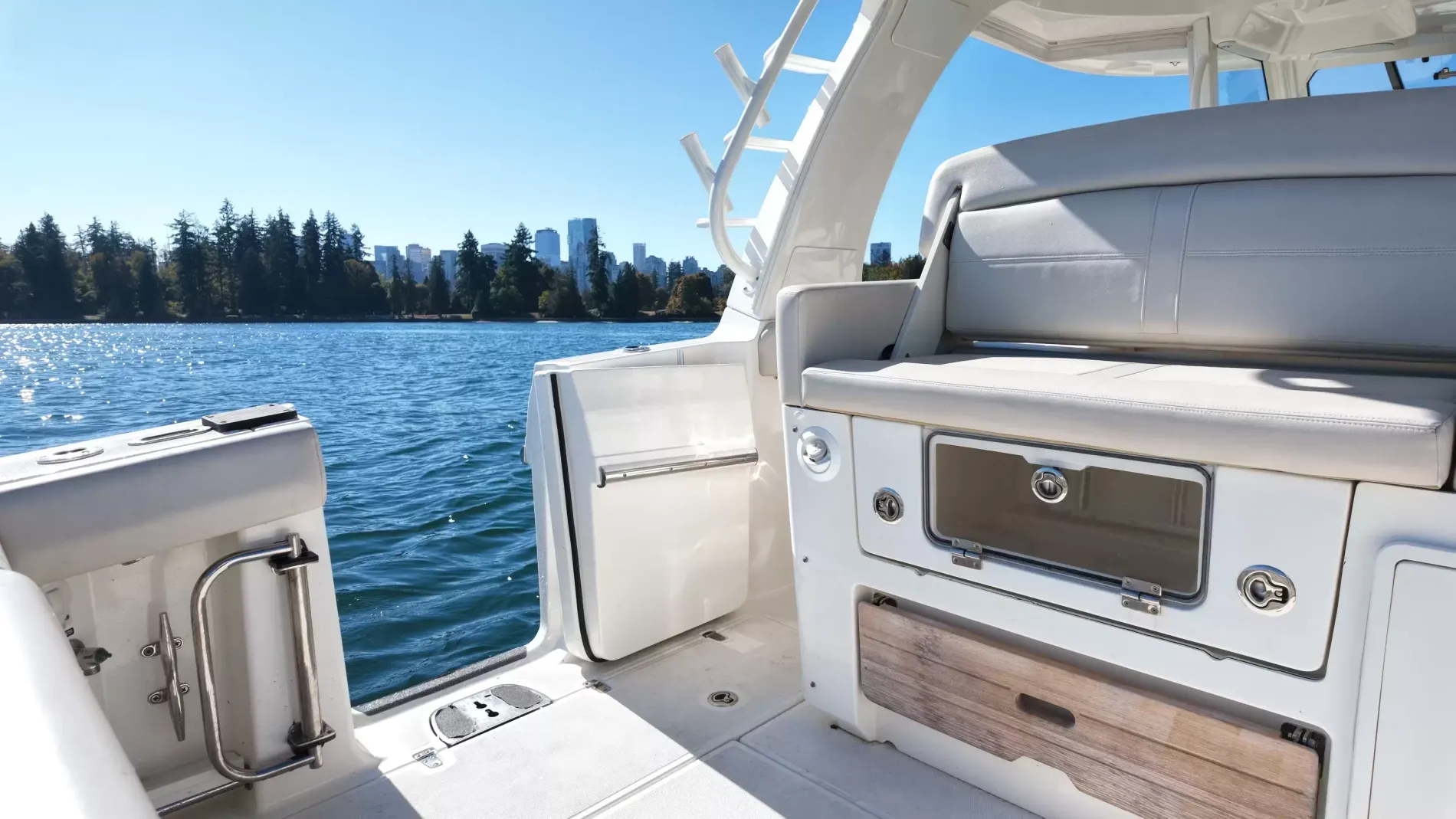Pre-Owned 2018 Boston whaler 350 Realm for Sale | Vancouver, BC | M&P Yacht Centre | 6aac4231ecabd340f90bec18