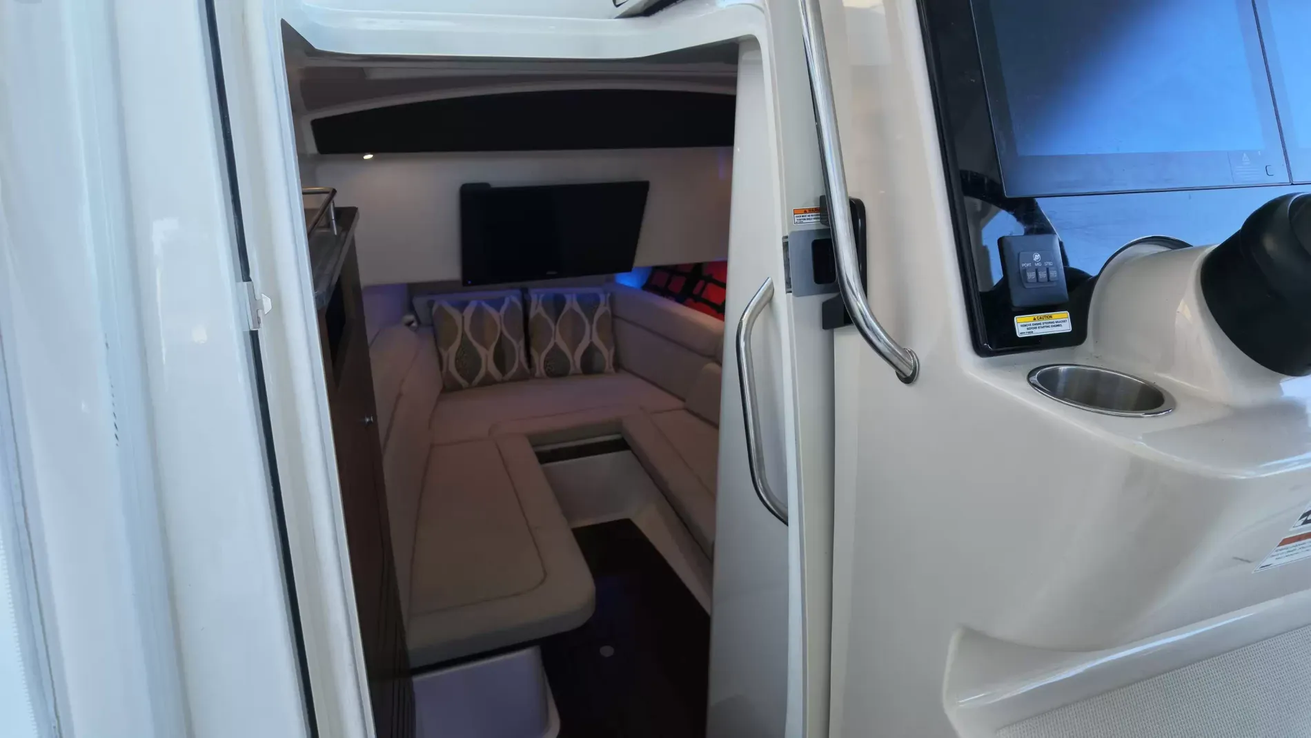 Pre-Owned 2018 Boston whaler 350 Realm for Sale | Vancouver, BC | M&P Yacht Centre | 6aac4231ecabd340f90bec18