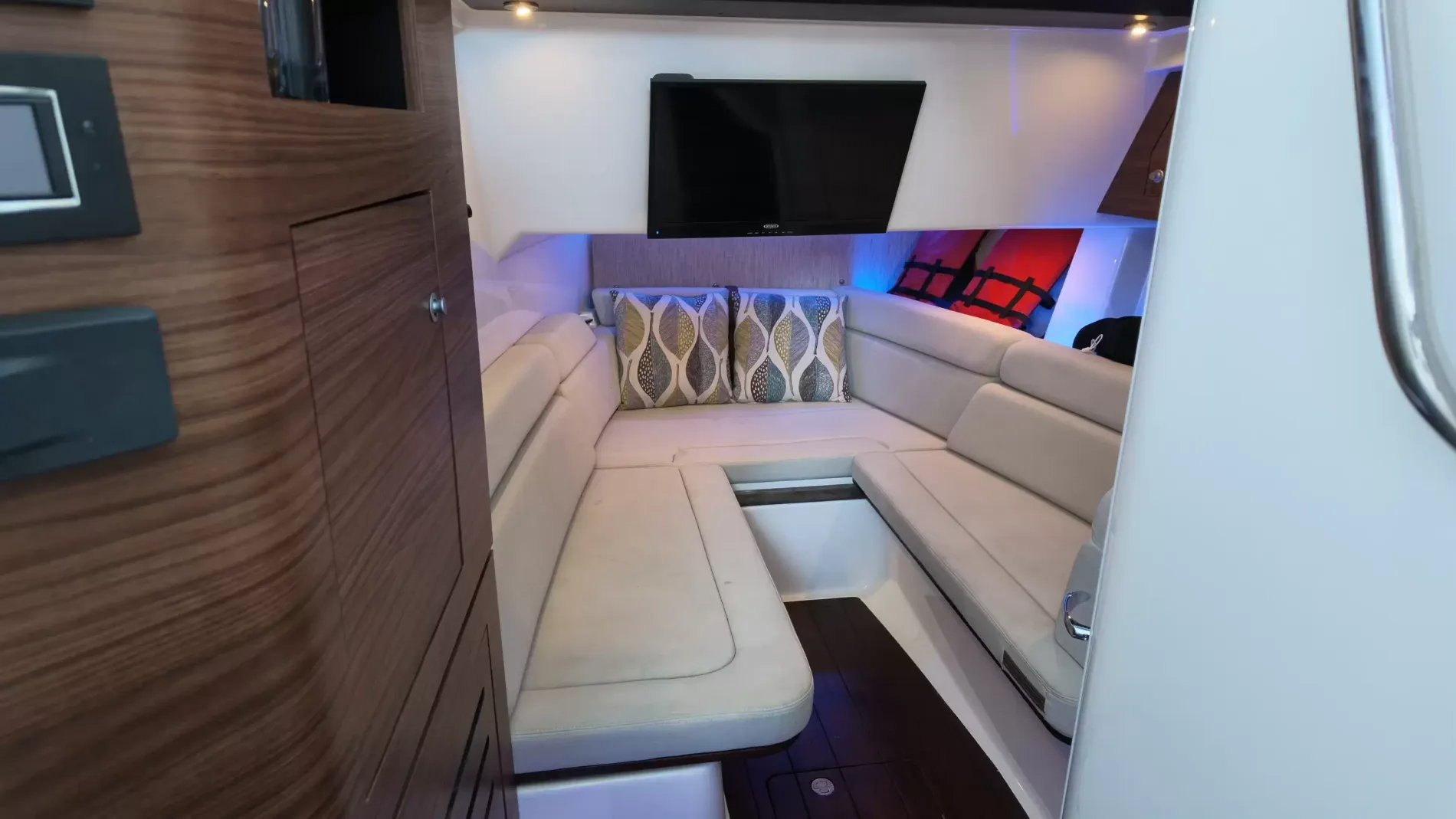Pre-Owned 2018 Boston whaler 350 Realm for Sale | Vancouver, BC | M&P Yacht Centre | 6aac4231ecabd340f90bec18
