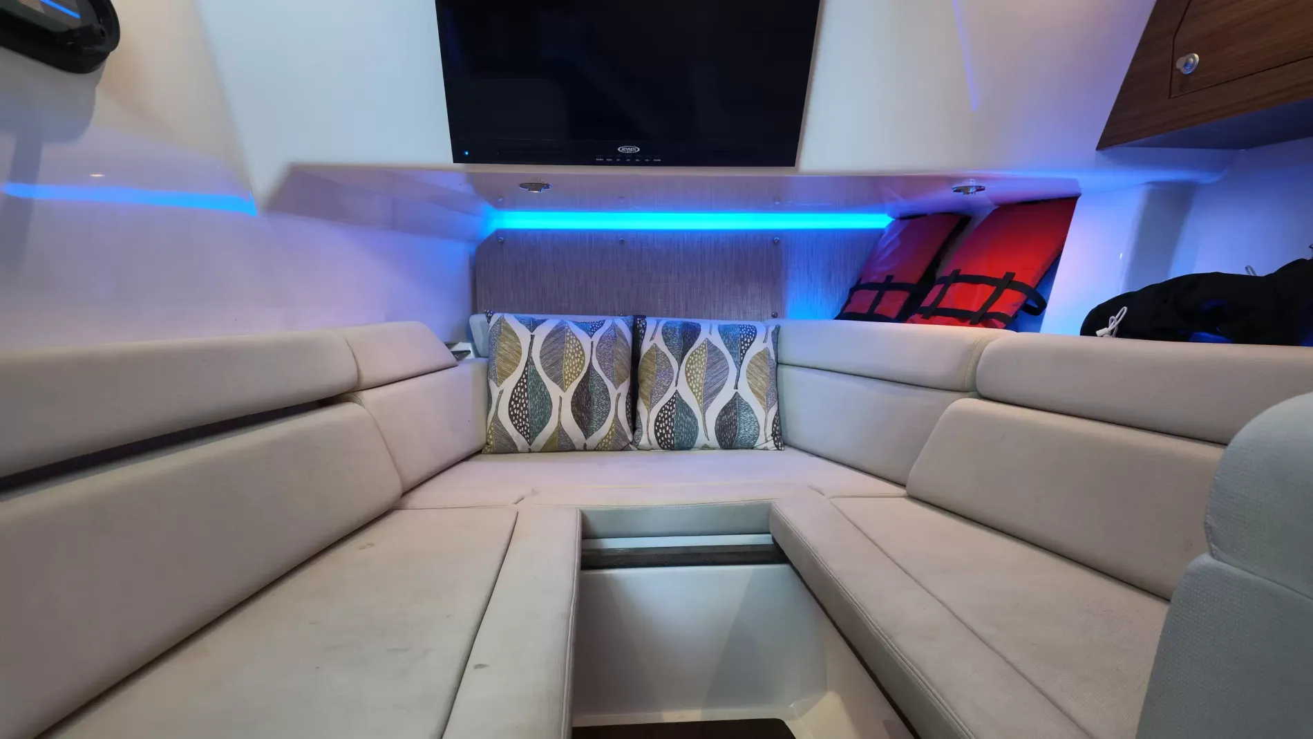 Pre-Owned 2018 Boston whaler 350 Realm for Sale | Vancouver, BC | M&P Yacht Centre | 6aac4231ecabd340f90bec18