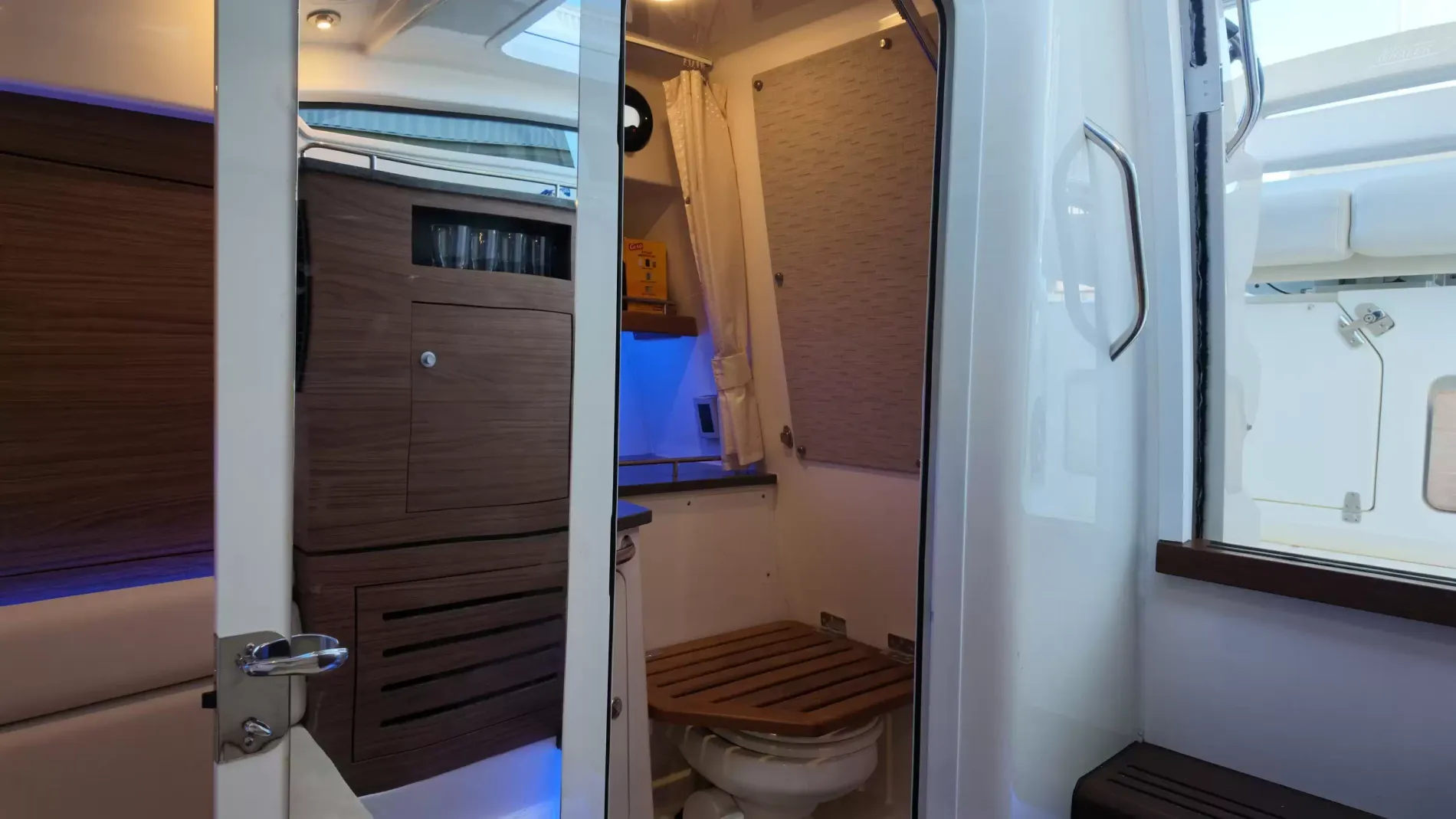 Pre-Owned 2018 Boston whaler 350 Realm for Sale | Vancouver, BC | M&P Yacht Centre | 6aac4231ecabd340f90bec18