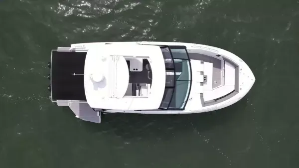2023 Cruisers Yachts 38 GLS OB detail image 7