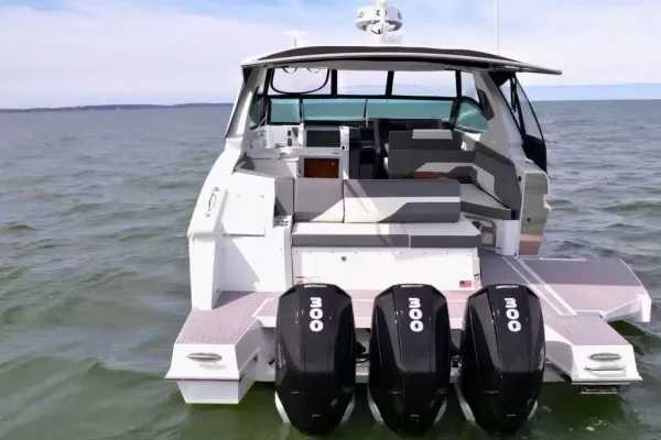 2023 Cruisers Yachts 38 GLS OB detail image 8