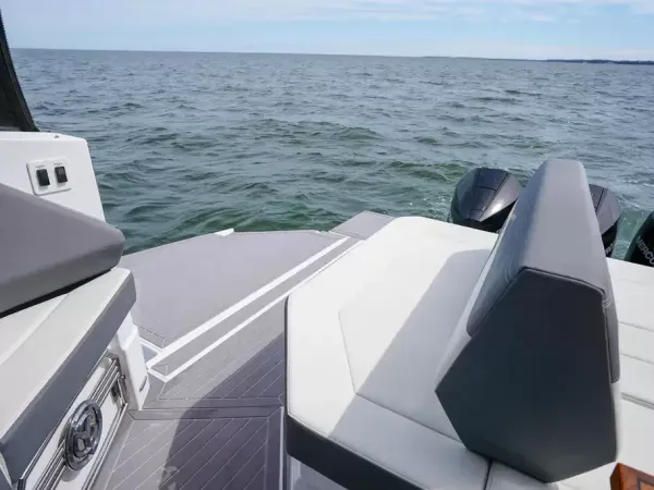 2023 Cruisers Yachts 38 GLS OB detail image 12