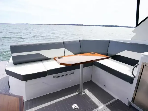 2023 Cruisers Yachts 38 GLS OB detail image 13