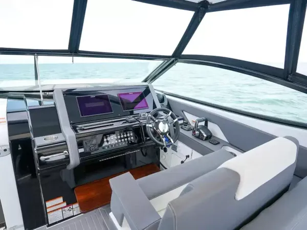 2023 Cruisers Yachts 38 GLS OB detail image 17