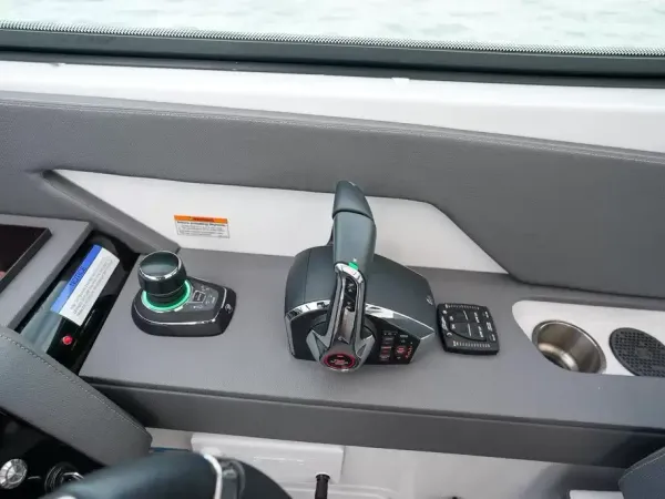 2023 Cruisers Yachts 38 GLS OB detail image 19