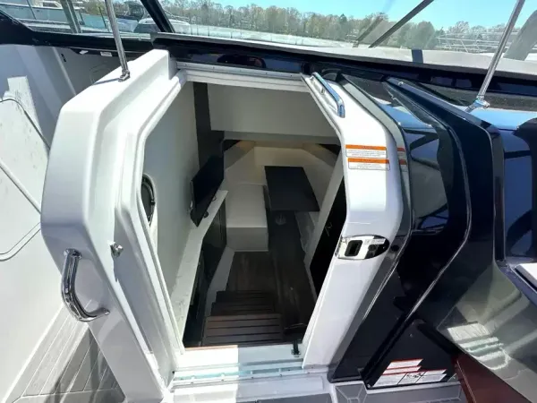 2023 Cruisers Yachts 38 GLS OB detail image 34