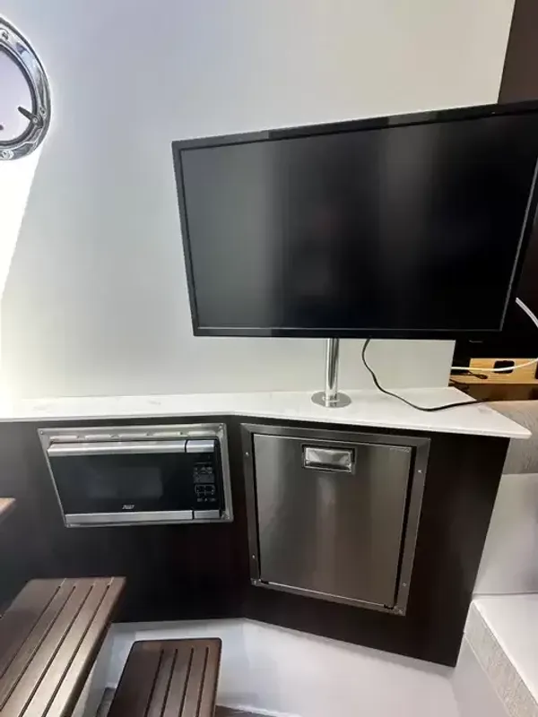 2023 Cruisers Yachts 38 GLS OB detail image 37