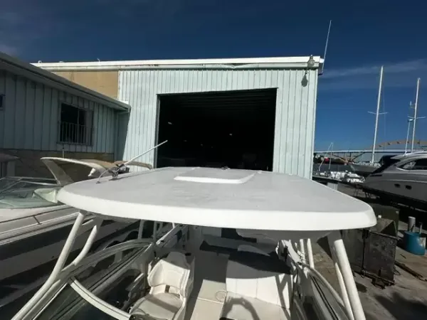 Robalo R247 Dual Console 2018-5