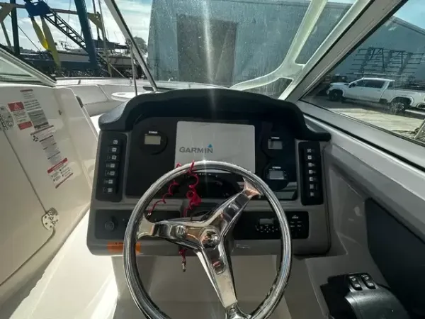 Robalo R247 Dual Console 2018-7