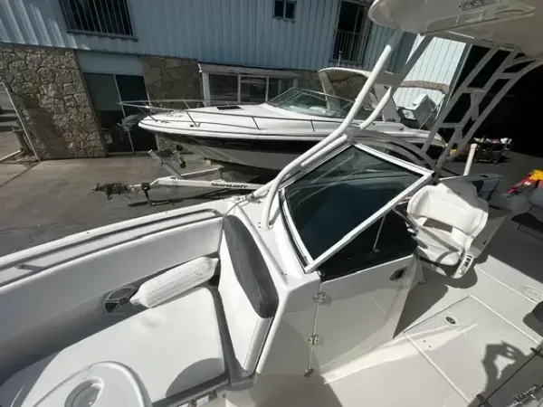 Robalo R247 Dual Console 2018-10