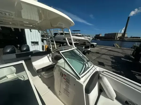 Robalo R247 Dual Console 2018-11