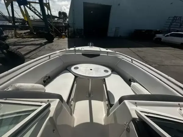 Robalo R247 Dual Console 2018-14