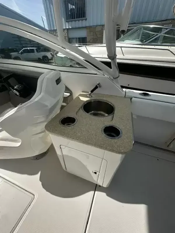 Robalo R247 Dual Console 2018-15