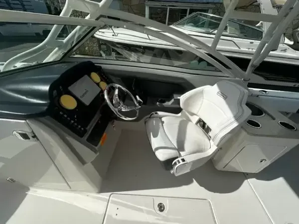Robalo R247 Dual Console 2018-16