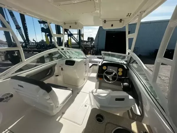 Robalo R247 Dual Console 2018-21