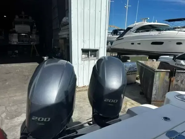 Robalo R247 Dual Console 2018-23