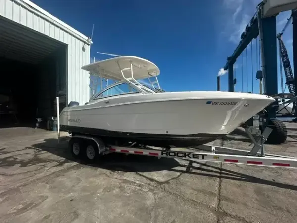 Robalo R247 Dual Console 2018-2