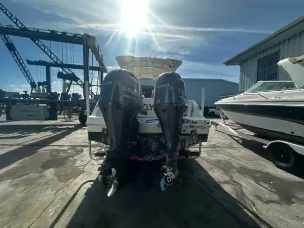Robalo R247 Dual Console 2018-30