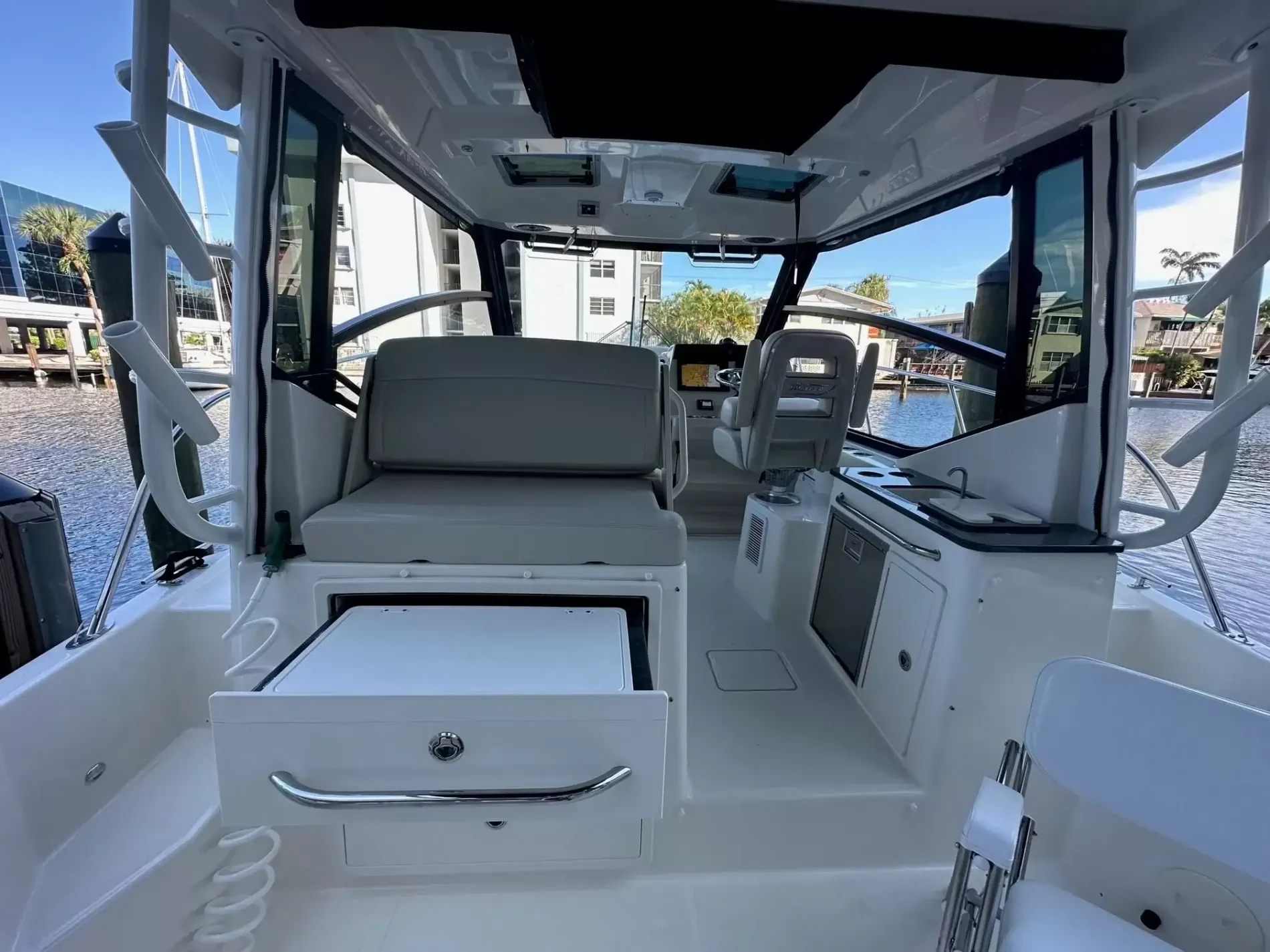 Pre-Owned 2021 Boston whaler 325 Conquest for Sale | Vancouver, BC | M&P Yacht Centre | 6abb3bb4a73705bda102e70e