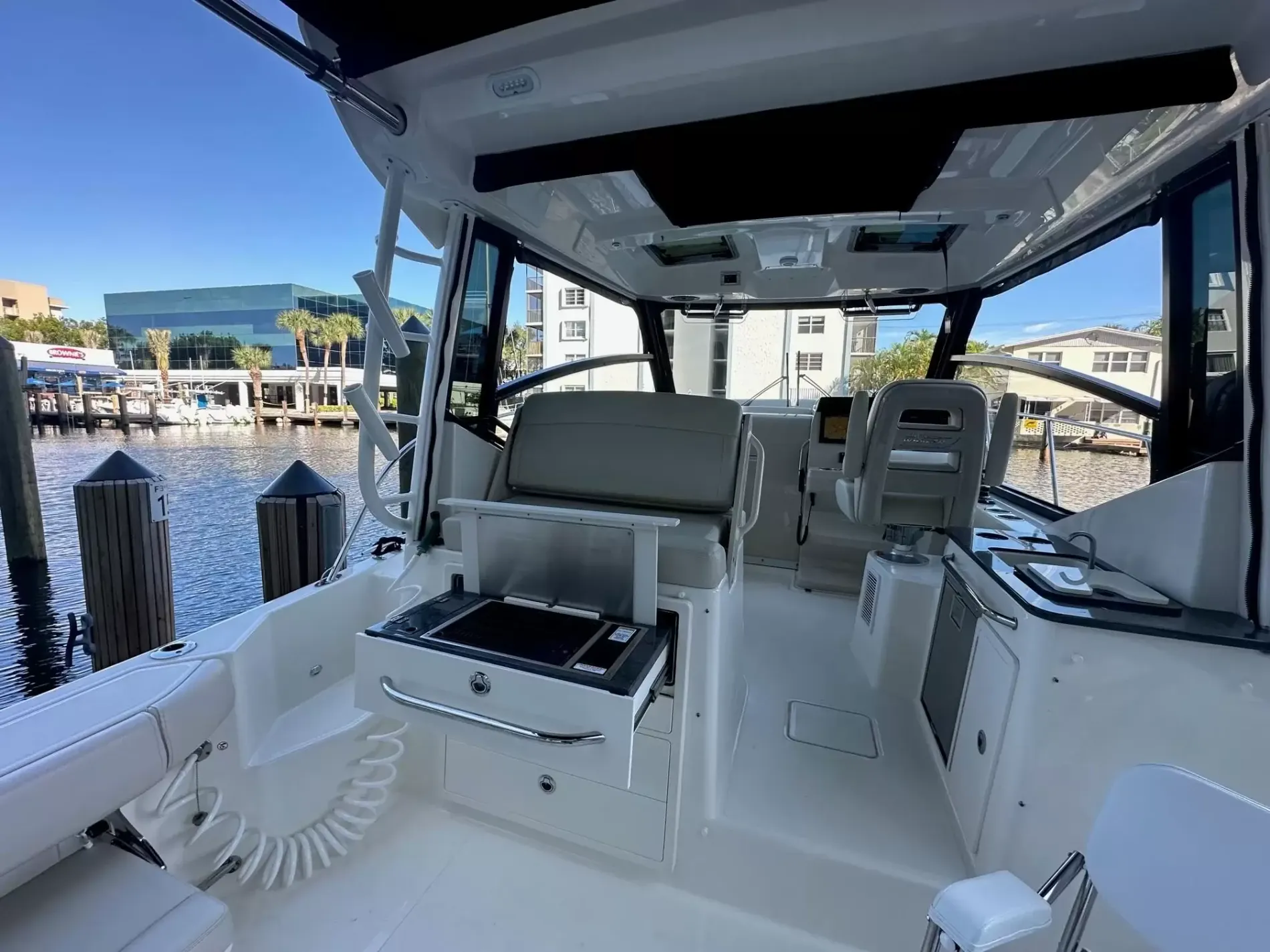 Pre-Owned 2021 Boston whaler 325 Conquest for Sale | Vancouver, BC | M&P Yacht Centre | 6abb3bb4a73705bda102e70e