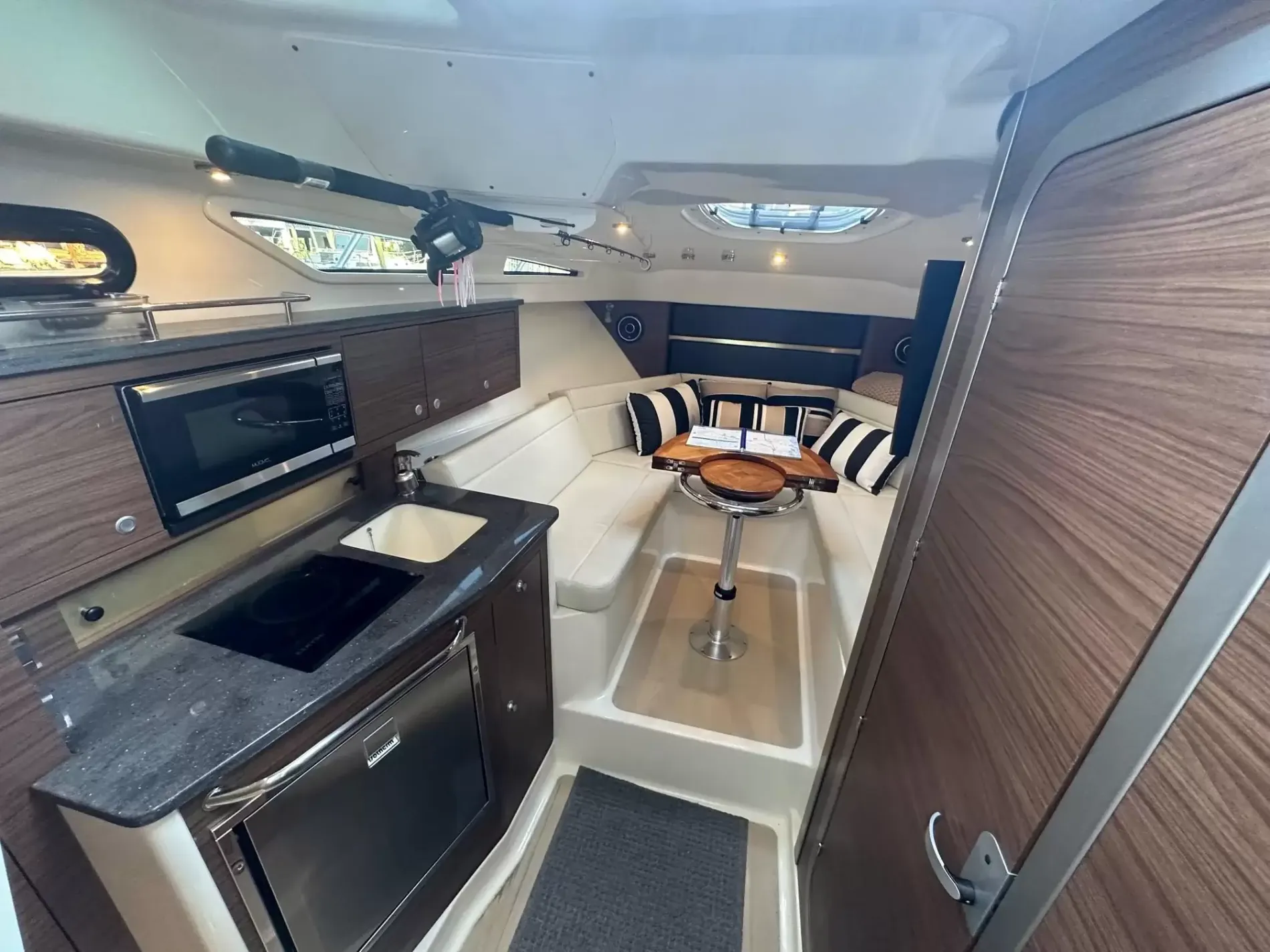 Pre-Owned 2021 Boston whaler 325 Conquest for Sale | Vancouver, BC | M&P Yacht Centre | 6abb3bb4a73705bda102e70e