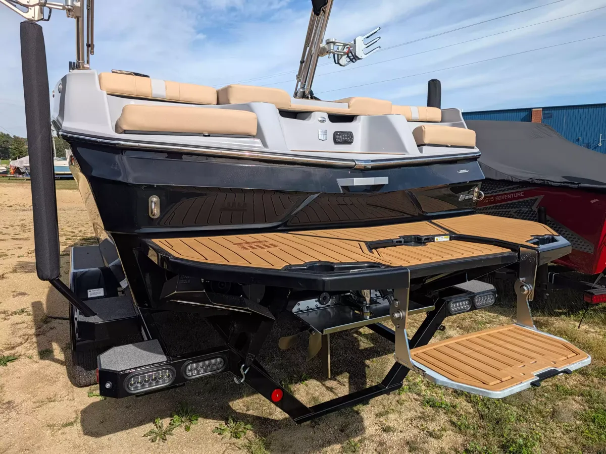 boat-carouselImage-image