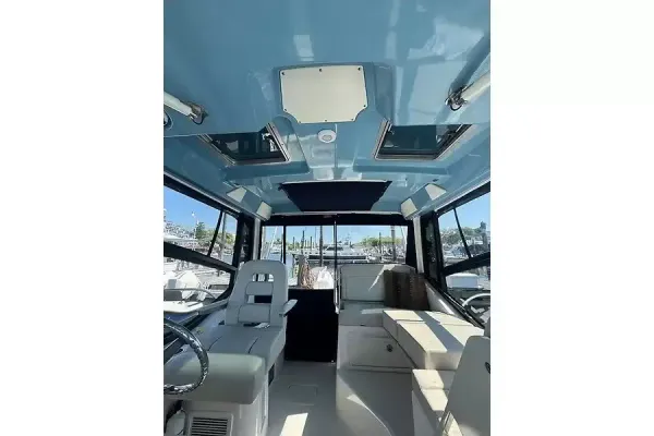 2024 Boston Whaler 325 CONQUEST detail image 5