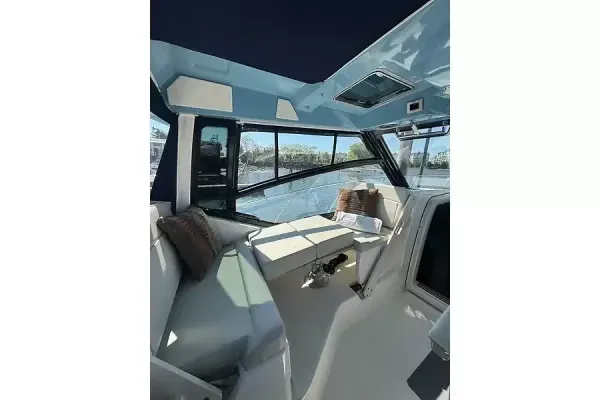 2024 Boston Whaler 325 CONQUEST detail image 6