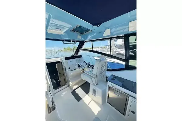 2024 Boston Whaler 325 CONQUEST detail image 7