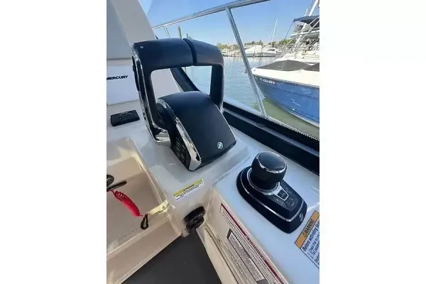2024 Boston Whaler 325 CONQUEST detail image 8