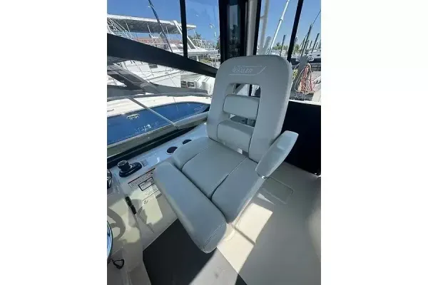 2024 Boston Whaler 325 CONQUEST detail image 11